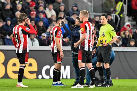 Photo for Ben Mee of Brentford receives treatment during the Premier League match Brentford vs Nottingham Forest at The Gtech Community Stadium, London, United Kingdom, 20th January 202 - Royalty Free Image
