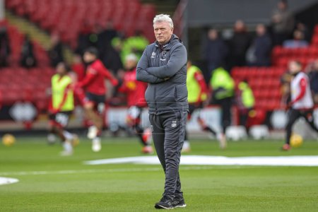 Photo for David Moyes manager of West Ham United watches his team warm up during the Premier League match Sheffield United vs West Ham United at Bramall Lane, Sheffield, United Kingdom, 21st January 202 - Royalty Free Image