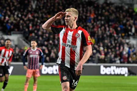 Photo for Ben Mee of Brentford celebrates his goal to make it 2-1 during the Premier League match Brentford vs Nottingham Forest at The Gtech Community Stadium, London, United Kingdom, 20th January 202 - Royalty Free Image