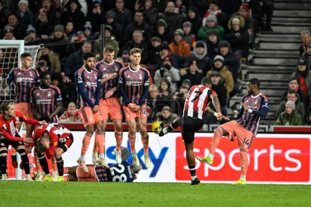 Photo for Ivan Toney of Brentford scores from a free-kick  to make it 1-1 during the Premier League match Brentford vs Nottingham Forest at The Gtech Community Stadium, London, United Kingdom, 20th January 202 - Royalty Free Image