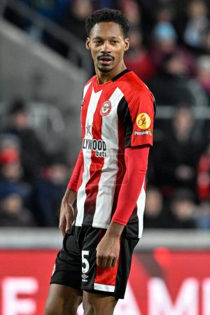 Photo for Ethan Pinnock of Brentford during the Premier League match Brentford vs Nottingham Forest at The Gtech Community Stadium, London, United Kingdom, 20th January 202 - Royalty Free Image
