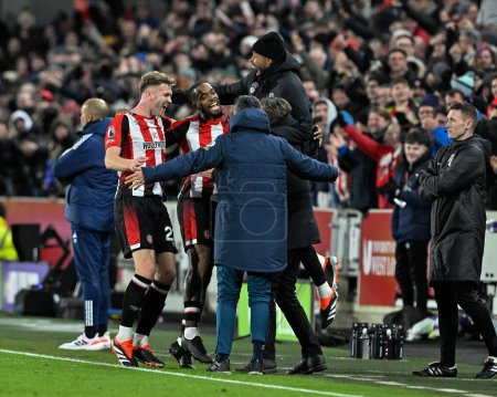 Photo for Ivan Toney of Brentford celebrates his goal to make it 1-1 with Thomas Frank manger of Brentford during the Premier League match Brentford vs Nottingham Forest at The Gtech Community Stadium, London, United Kingdom, 20th January 202 - Royalty Free Image