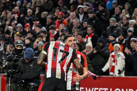 Photo for Neal Maupay of Brentford celebrates his goal to make it 3-2 during the Premier League match Brentford vs Nottingham Forest at The Gtech Community Stadium, London, United Kingdom, 20th January 202 - Royalty Free Image