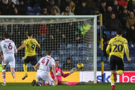 Photo for Liam Roberts of Barnsley saves a shot from Mark Harris of Oxford United during the Sky Bet League 1 match Oxford United vs Barnsley at Kassam Stadium, Oxford, United Kingdom, 23rd January 202 - Royalty Free Image