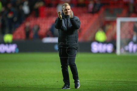 Photo for Liam Manning manager of Bristol City applauds the home fans after the Emirates FA Cup Fourth Round match Bristol City vs Nottingham Forest at Ashton Gate, Bristol, United Kingdom, 26th January 202 - Royalty Free Image