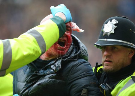 Téléchargez les photos : Fan est retiré du stade par la police alors qu'il est soigné pour une blessure à la tête, lors du match du quatrième tour de l'Emirates FA Cup West Bromwich Albion vs Wolverhampton Wanderers à The Hawthorns, West Bromwich, Royaume-Uni, 28 janvier 202 - en image libre de droit