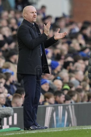 Téléchargez les photos : Sean Dyche manager d'Everton applaudit son équipe lors du quatrième tour de la Emirates FA Cup Everton vs Luton Town à Goodison Park, Liverpool, Royaume-Uni, le 27 janvier 202 - en image libre de droit