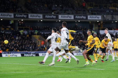Foto de Casemiro del Manchester United marca un gol, pero descartó, durante el partido de la Premier League Wolverhampton Wanderers vs Manchester United en Molineux, Wolverhampton, Reino Unido, el 1 de febrero de 202 - Imagen libre de derechos
