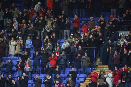 Téléchargez les photos : Les fans de Barnsley applaudissent leur équipe lors du Sky Bet League 1 match Bolton Wanderers vs Barnsley au Toughsheet Community Stadium, Bolton, Royaume-Uni, 3 février 202 - en image libre de droit