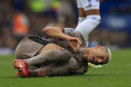 Téléchargez les photos : Richarlison de Tottenham Hotspur est blessé lors du match de Premier League Everton vs Tottenham Hotspur à Goodison Park, Liverpool, Royaume-Uni, 3 février 202 - en image libre de droit