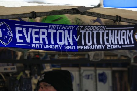 Téléchargez les photos : Matchdays foulards à vendre devant le stade avant le match de Premier League Everton vs Tottenham Hotspur à Goodison Park, Liverpool, Royaume-Uni, 3 février 202 - en image libre de droit