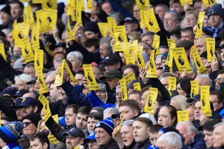 Foto de Fans de Everton sostienen tarjetas de protesta en el minuto 10 durante el partido de la Premier League Everton vs Tottenham Hotspur en Goodison Park, Liverpool, Reino Unido, 3 de febrero 202 - Imagen libre de derechos