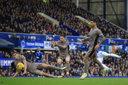 Foto de Idrissa Gueye de Everton tiene una oportunidad en el gol durante el partido de la Premier League Everton vs Tottenham Hotspur en Goodison Park, Liverpool, Reino Unido, 3 de febrero 202 - Imagen libre de derechos