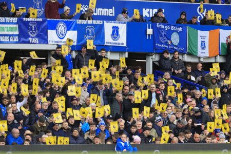 Téléchargez les photos : Everton fans tenir les cartes de protestation à la 10e minute lors du match de Premier League Everton vs Tottenham Hotspur à Goodison Park, Liverpool, Royaume-Uni, 3 Février 202 - en image libre de droit