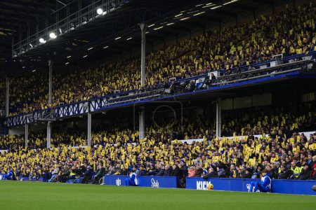 Téléchargez les photos : Everton fans tenir les cartes de protestation à la 10e minute lors du match de Premier League Everton vs Tottenham Hotspur à Goodison Park, Liverpool, Royaume-Uni, 3 Février 202 - en image libre de droit