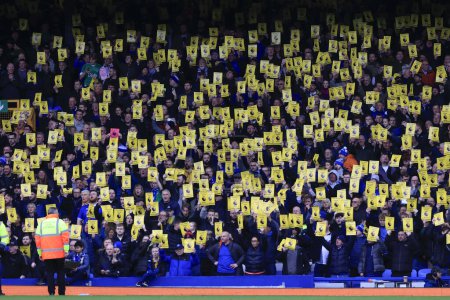 Téléchargez les photos : Everton fans hold up protest cards ahead the Premier League match Everton vs Tottenham Hotspur à Goodison Park, Liverpool, Royaume-Uni, 3 Février 202 - en image libre de droit