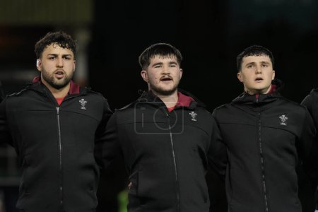 Foto de Los jugadores de Gales Sub-20 cantan su Himno Nacional antes del partido Guinness Sub-20 Six Nations 2024 Gales Sub-20 vs Escocia Sub-20 en Stadiwm CSM, Colwyn Bay, Reino Unido, 2 de febrero de 2024 - Imagen libre de derechos