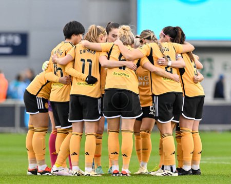 Photo for Leicester City have a team huddle ahead of kick off, during the The FA Women's Super League match Manchester City Women vs Leicester City Women at Joie Stadium, Manchester, United Kingdom, 4th February 202 - Royalty Free Image