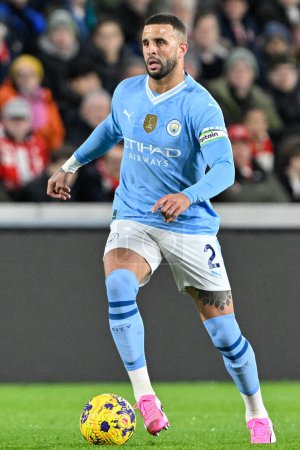 Photo for Kyle Walker of Manchester City during the Premier League match Brentford vs Manchester City at The Gtech Community Stadium, London, United Kingdom, 5th February 202 - Royalty Free Image