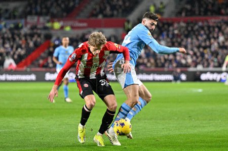 Photo for Mads Roerslev of Brentford and Joko Gvardiol of Manchester City battle for the ball during the Premier League match Brentford vs Manchester City at The Gtech Community Stadium, London, United Kingdom, 5th February 2024 - Royalty Free Image