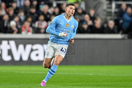 Photo for Phil Foden of Manchester City during the Premier League match Brentford vs Manchester City at The Gtech Community Stadium, London, United Kingdom, 5th February 202 - Royalty Free Image