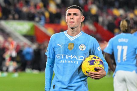 Photo for Phil Foden of Manchester City after full time during the Premier League match Brentford vs Manchester City at The Gtech Community Stadium, London, United Kingdom, 5th February 202 - Royalty Free Image