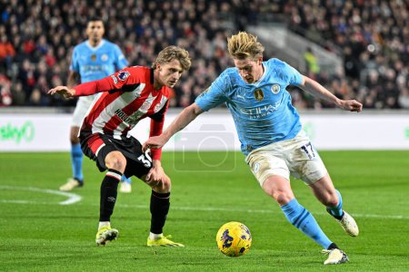 Photo for Kevin De Bruyne of Manchester City breaks with the ball pressured by Mads Roerslev of Brentford during the Premier League match Brentford vs Manchester City at The Gtech Community Stadium, London, United Kingdom, 5th February 202 - Royalty Free Image