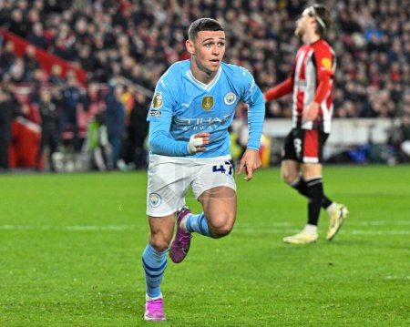 Photo for Phil Foden of Manchester City celebrates his goal to make it 1-2 during the Premier League match Brentford vs Manchester City at The Gtech Community Stadium, London, United Kingdom, 5th February 202 - Royalty Free Image
