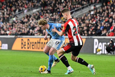Photo for Kevin De Bruyne of Manchester City holds off Kristoffer Ajer of Brentford during the Premier League match Brentford vs Manchester City at The Gtech Community Stadium, London, United Kingdom, 5th February 202 - Royalty Free Image