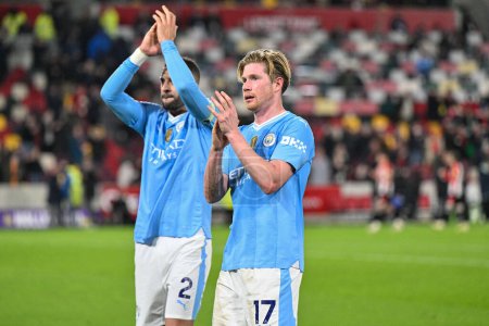 Photo for Kevin De Bruyne of Manchester City applauds the travelling fans after Manchester City win 1-3 during the Premier League match Brentford vs Manchester City at The Gtech Community Stadium, London, United Kingdom, 5th February 202 - Royalty Free Image