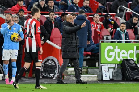 Photo for Pep Guardiola manager of Manchester City gives his team instructions during the Premier League match Brentford vs Manchester City at The Gtech Community Stadium, London, United Kingdom, 5th February 202 - Royalty Free Image