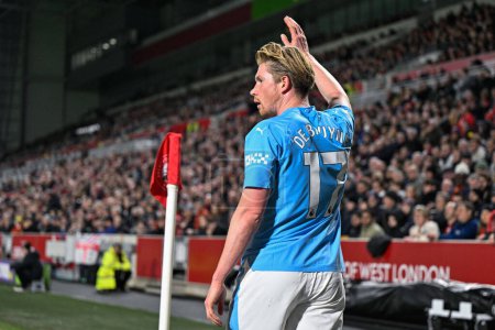 Photo for Kevin De Bruyne of Manchester City prepares to take a corner during the Premier League match Brentford vs Manchester City at The Gtech Community Stadium, London, United Kingdom, 5th February 202 - Royalty Free Image