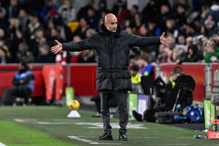 Photo for Pep Guardiola manager of Manchester City reacts during the Premier League match Brentford vs Manchester City at The Gtech Community Stadium, London, United Kingdom, 5th February 202 - Royalty Free Image