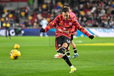 Photo for Sergio Reguiln of Brentford in the pregame warmup session during the Premier League match Brentford vs Manchester City at The Gtech Community Stadium, London, United Kingdom, 5th February 2024 - Royalty Free Image