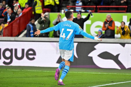 Photo for Phil Foden of Manchester City celebrates his goal to make it 1-3 during the Premier League match Brentford vs Manchester City at The Gtech Community Stadium, London, United Kingdom, 5th February 202 - Royalty Free Image