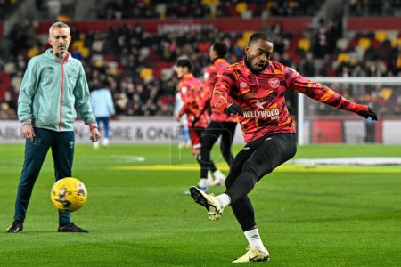Photo for Ivan Toney of Brentford in the pregame warmup session during the Premier League match Brentford vs Manchester City at The Gtech Community Stadium, London, United Kingdom, 5th February 202 - Royalty Free Image