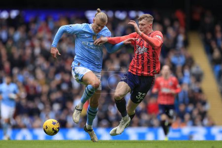 Photo for Erling Haaland of Manchester City is challenged by Jarrad Branthwaite of Everton during the Premier League match Manchester City vs Everton at Etihad Stadium, Manchester, United Kingdom, 10th February 202 - Royalty Free Image