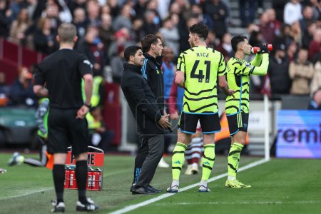 Photo for Declan Rice of Arsenal speaks to Mikel Arteta manager of Arsenal during the Premier League match West Ham United vs Arsenal at London Stadium, London, United Kingdom, 11th February 202 - Royalty Free Image