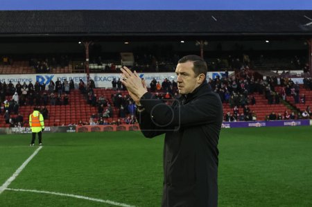Téléchargez les photos : Neill Collins L'entraîneur-chef de Barnsley applaudit les fans après une victoire de 2-1 lors du match de Sky Bet League 1 entre Barnsley et Leyton Orient à Oakwell, Barnsley, Royaume-Uni, le 10 février 2024 - en image libre de droit
