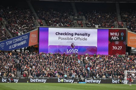 Foto de Verificación VAR de una posible penalización durante el partido de la Premier League West Ham United vs Arsenal en el London Stadium, Londres, Reino Unido, 11 de febrero 202 - Imagen libre de derechos