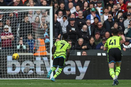 Téléchargez les photos : Bukayo Saka d'Arsenal célèbre son but 0-2 lors du match de Premier League West Ham United vs Arsenal au London Stadium, Londres, Royaume-Uni, 11 février 202 - en image libre de droit