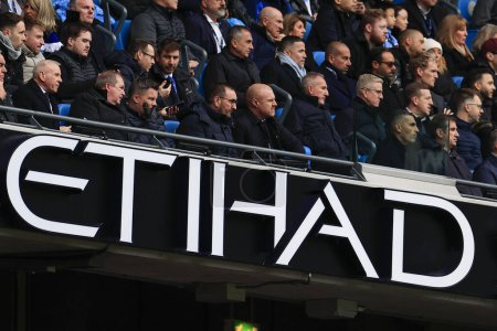 Téléchargez les photos : Sean Dyche le manager Everton regarde depuis la tribune lors du match de Premier League Manchester City vs Everton au Etihad Stadium, Manchester, Royaume-Uni, 10 février 202 - en image libre de droit
