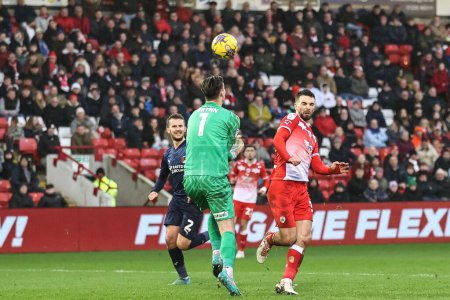 Téléchargez les photos : Adam Phillips, de Barnsley, marque 1-1 lors du match contre Leyton Orient à Oakwell, Barnsley, Royaume-Uni, le 10 février 202 - en image libre de droit