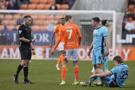 Photo for Cameron Brannagan of Oxford United has words with George Byers of Blackpool as he is shown a yellow card by Referee Paul Howard during the Sky Bet League 1 match Blackpool vs Oxford United at Bloomfield Road, Blackpool, United Kingdom, 10th February - Royalty Free Image