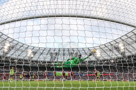 Photo for Declan Rice of Arsenal scores to make it 0-6 during the Premier League match West Ham United vs Arsenal at London Stadium, London, United Kingdom, 11th February 202 - Royalty Free Image