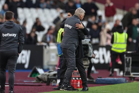 Photo for David Moyes manager of West Ham United embraces Mikel Arteta manager of Arsenal after full time during the Premier League match West Ham United vs Arsenal at London Stadium, London, United Kingdom, 11th February 202 - Royalty Free Image
