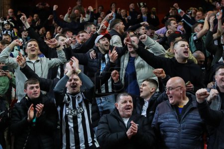 Foto de Los fanáticos de Newcastle United celebran la victoria de sus equipos después del partido de la Premier League Nottingham Forest vs Newcastle United en City Ground, Nottingham, Reino Unido, 10 de febrero 202 - Imagen libre de derechos