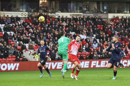 Téléchargez les photos : Adam Phillips, de Barnsley, marque 1-1 lors du match contre Leyton Orient à Oakwell, Barnsley, Royaume-Uni, le 10 février 202 - en image libre de droit