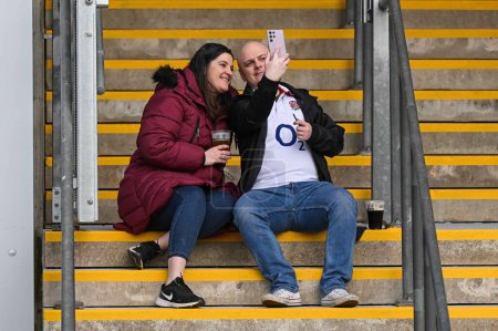 Téléchargez les photos : Les fans anglais prennent un selfie avant le match Guinness 6 Nations 2024 Angleterre vs Pays de Galles au Twickenham Stadium, Twickenham, Royaume-Uni, 10 février 202 - en image libre de droit