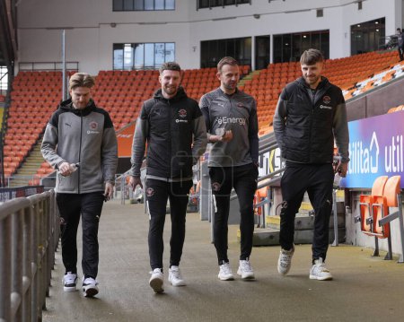 Téléchargez les photos : Les joueurs de Blackpool arrivent au stade avant le match de Sky Bet League 1 Blackpool vs Oxford United à Bloomfield Road, Blackpool, Royaume-Uni, le 10 février 202 - en image libre de droit